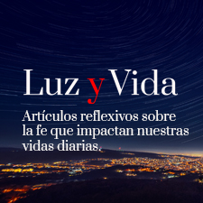Luz y Vida Revista. Discipulado digital. luzyvida.fm. Woman reading tablet.