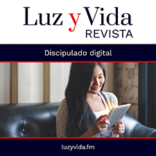 Luz y Vida Revista. Discipulado digital. luzyvida.fm. Woman reading tablet.
